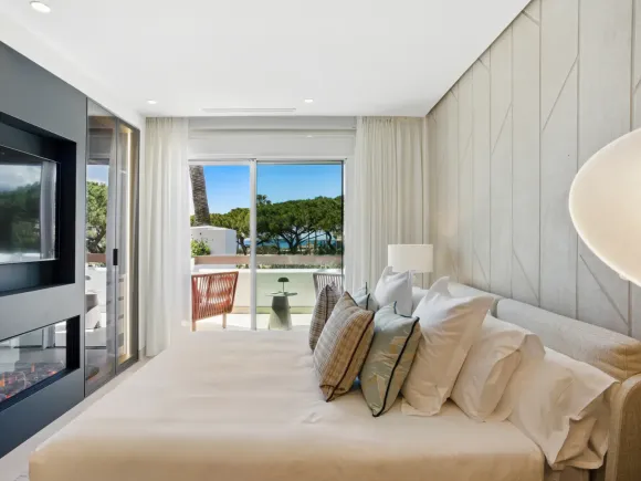 Luxury three bedroom, south west facing, first floor apartment in one of the most exclusive frontline beach communities Palm Beach, Los Monteros