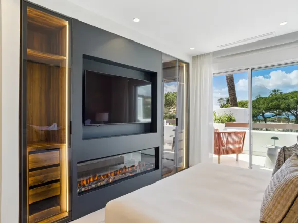 Luxury three bedroom, south west facing, first floor apartment in one of the most exclusive frontline beach communities Palm Beach, Los Monteros