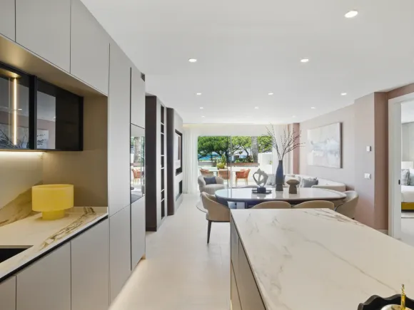 Luxury three bedroom, south west facing, first floor apartment in one of the most exclusive frontline beach communities Palm Beach, Los Monteros