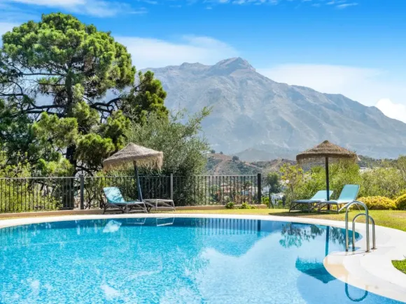 Wonderful two bedroom, south facing apartment in the gated residential complex Buenavista II, La Quinta, with panoramic sea views