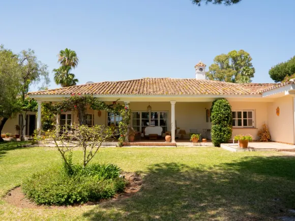 PARAISO MEDIO 11 - Villa with Renovation Potential for Sale in El Paraíso, Estepona