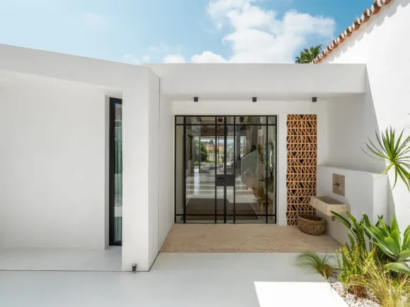 Villa Nazari - Frontline golf villa in an exclusive gated community in Nueva Andalucia