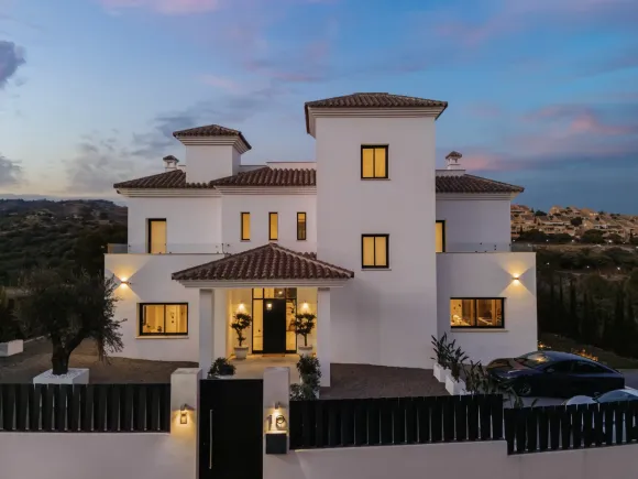 Villa Andrea - Frontline Golf Contemporary Villa in Santa Maria Golf, Elviria
