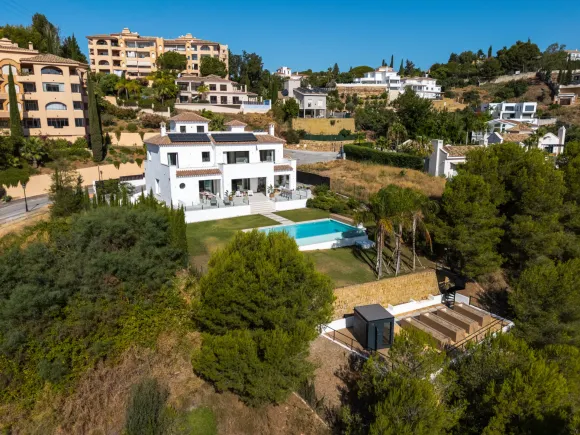 Villa Andrea - Frontline Golf Contemporary Villa in Santa Maria Golf, Elviria