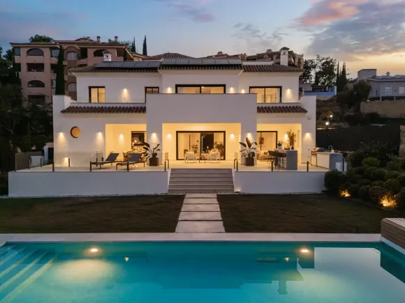 Villa Andrea - Frontline Golf Contemporary Villa in Santa Maria Golf, Elviria
