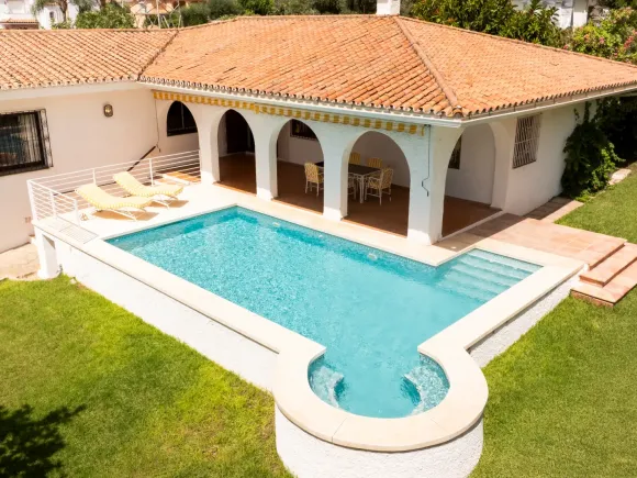 Adelfa 18 - Charming Single-Level Villa with Exceptional Potential in Alta Vista