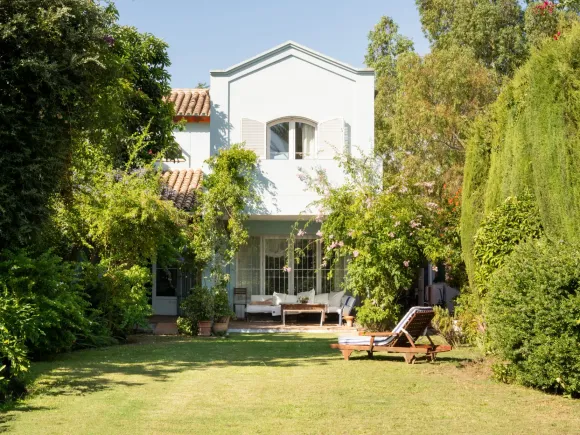 Frontline golf townhouse in Guadalmina Alta