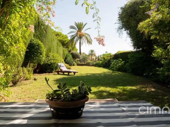 Frontline golf townhouse in Guadalmina Alta