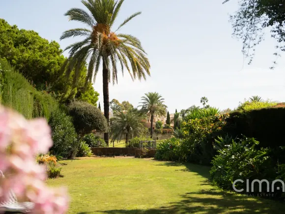 Frontline golf townhouse in Guadalmina Alta
