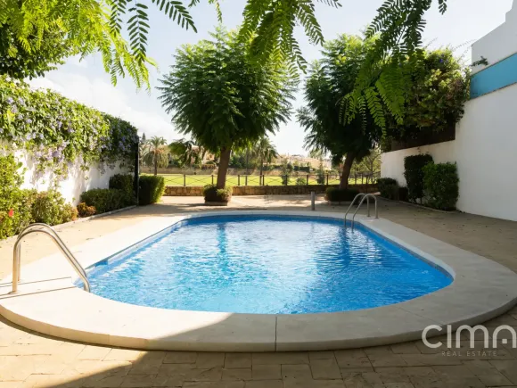 Frontline golf townhouse in Guadalmina Alta