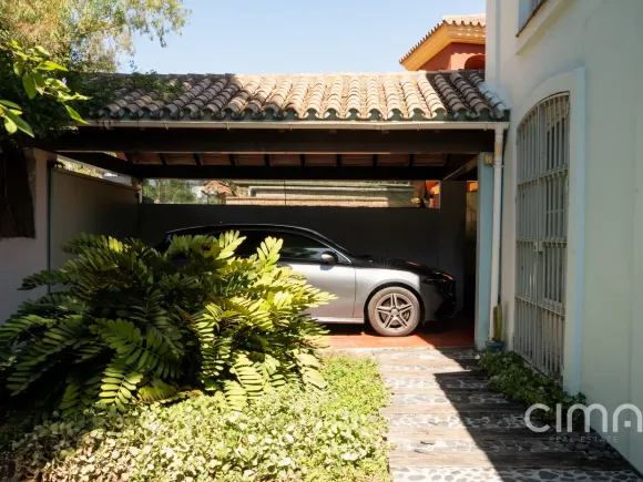 Frontline golf townhouse in Guadalmina Alta