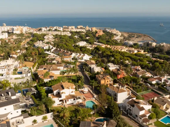 Charming family villa with panoramic sea views in Seghers, Estepona