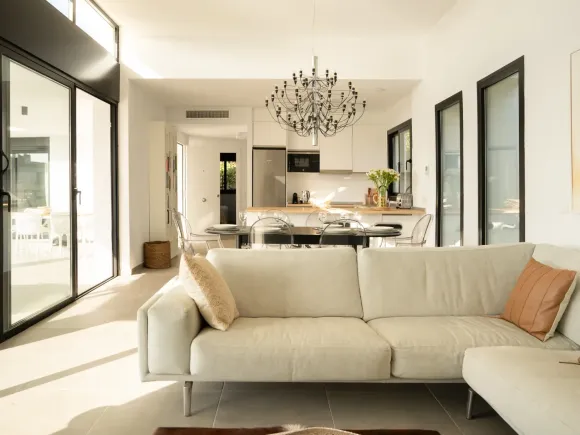 Contemporary 3-bedroom villa in Valle Romano