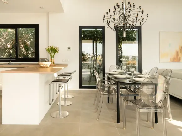 Contemporary 3-bedroom villa in Valle Romano
