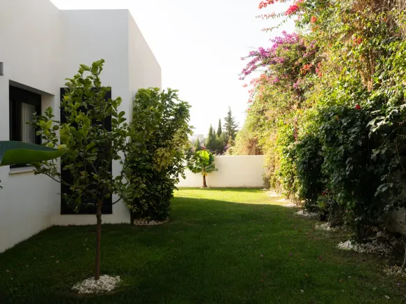 Contemporary 3-bedroom villa in Valle Romano