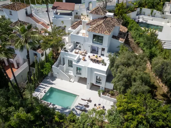Elegant Andalusian villa in Los Naranjos Hill Club