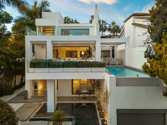 Contemporary Semi-detached Villa in Puente Romano, Marbella Golden Mile