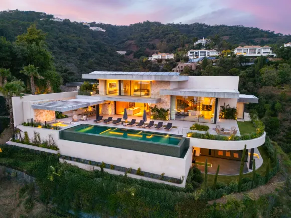 Contemporary Hillside Estate in El Madroñal