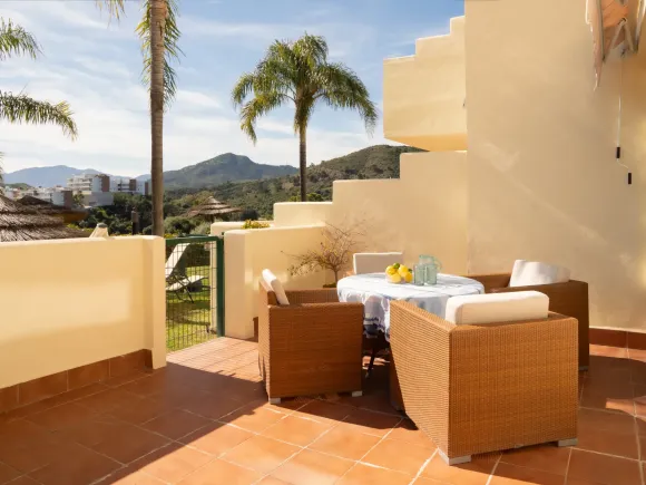 Ground floor apartment with panoramic views in Benahavís.
