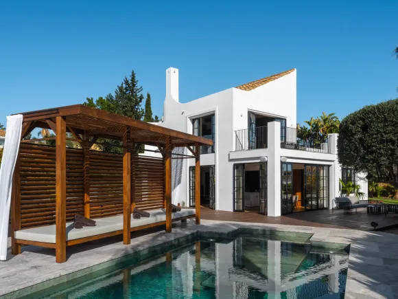 Architectural Golfside Villa with Open Views in Nueva Andalucía