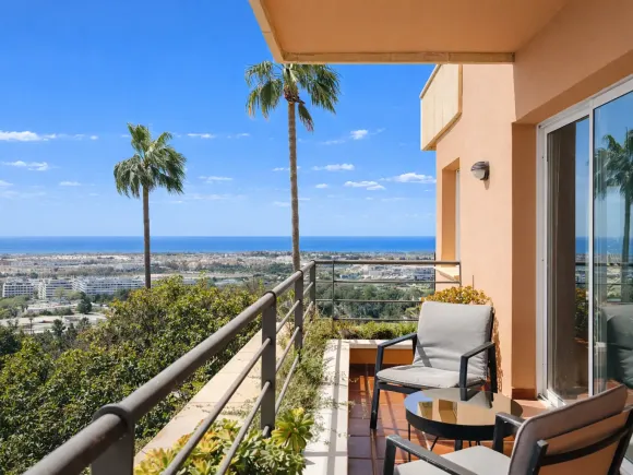 Frontline Golf apartment with panoramic views in Magna Marbella