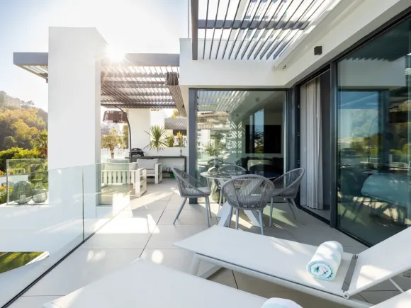 Refined Apartment with Spacious Terrace in the Golf Valley, Nueva Andalucía