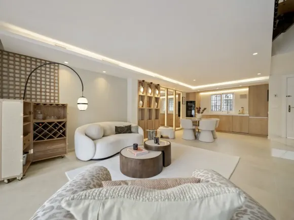 Townhouse Walking Distance to Puente Romano
