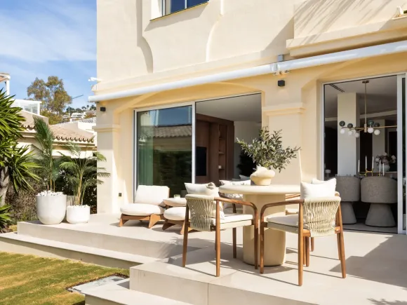 Contemporary Townhouse with Panoramic Sea Views in El Herrojo