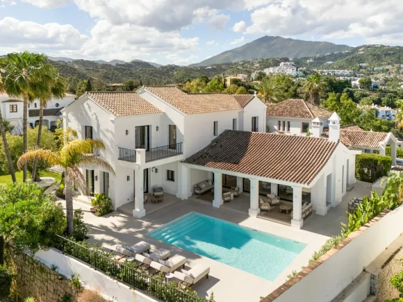 Villa Vida – Contemporary Elegance with Panoramic Sea Views in Benahavís
