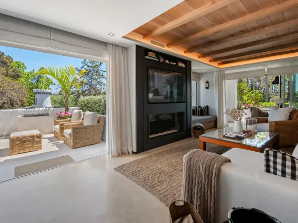 Elegant One-Bedroom Apartment in Puente Romano