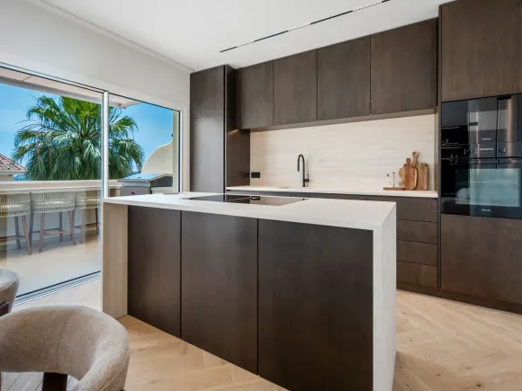 Aloha Hill 101 – Elegant Designer Penthouse with Panoramic Views in Aloha Hill Club