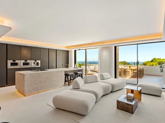 Alba Residence – Renovated Penthouse with Panoramic Sea Views