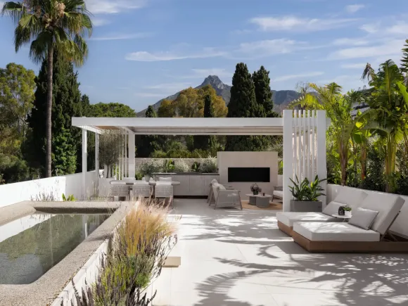 Pura Penthouse – Renovated Duplex with Private Rooftop Pool