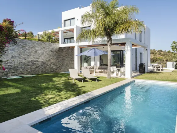 Contemporary 5-Bedroom Villa in Cabopino