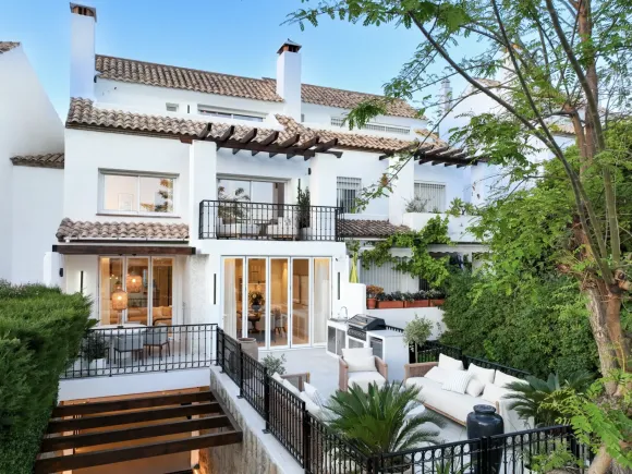 Casa Marisal – Elegant Townhouse with Sea Views on Marbella’s Golden Mile