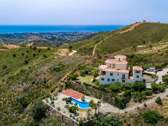 Exclusive luxury villa for sale in Estepona recently reduced from €2,500,000 to €2,300,000 – Exceptional Buying Opportunity.