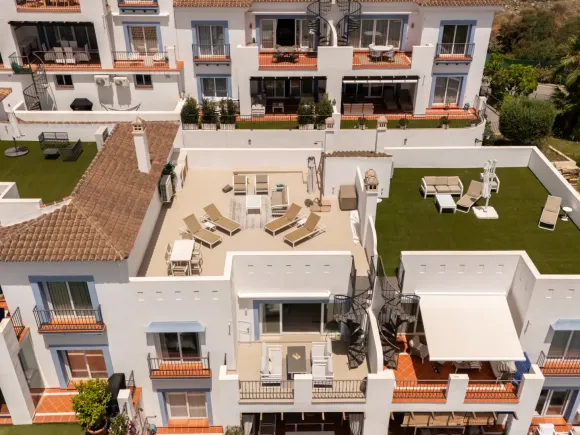 Stunning 2-bedroom penthouse in Paraiso Pueblo, Benahavís, offering panoramic sea views, a 100m² rooftop solarium, luxury resort-style amenities