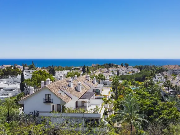 Exclusive duplex penthouse on Marbella’s Golden Mile with panoramic sea & La Concha views, large terraces and prime location near Puente Romano
