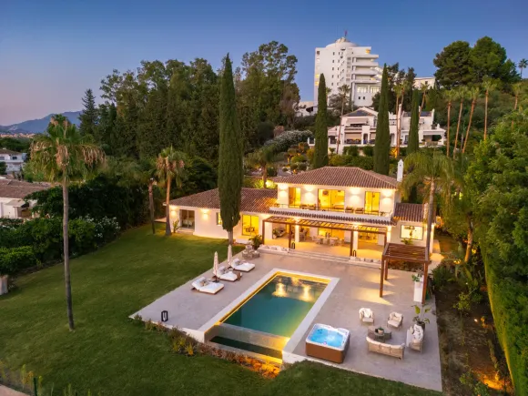 Villa Azahar – Elegant Family Villa on an Expansive Plot in El Paraíso