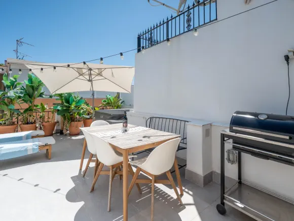 Beachside 3-Bedroom Townhouse in Pedregalejo with Rooftop Terrace & Jacuzzi