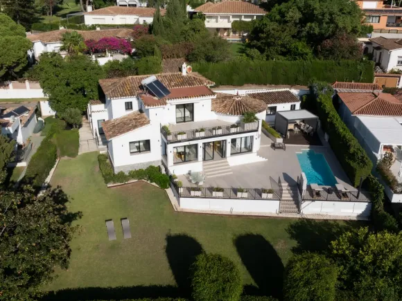 Villa in Guadalmina – Renovated Frontline Golf Home with Pool, Solarium & Gym