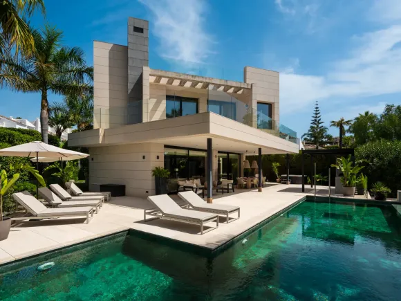 Distinctive Six-Bedroom Villa in Parcelas del Golf